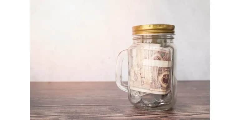 Pieniądze w słoiku: 15+ pomysłów na prezent, który zachwyci!